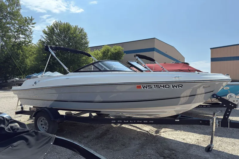 Slide: The Image of Bayliner VR4 Bowrider I/O 2021 - 0