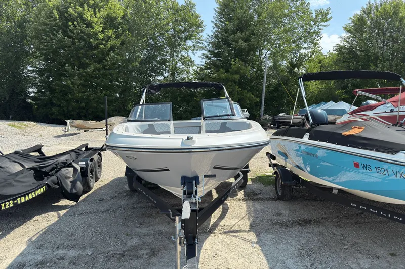 Slide: The Image of Bayliner VR4 Bowrider I/O 2021 - 1