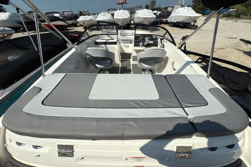 Slide: The Image of Bayliner VR4 Bowrider I/O 2021 - 3