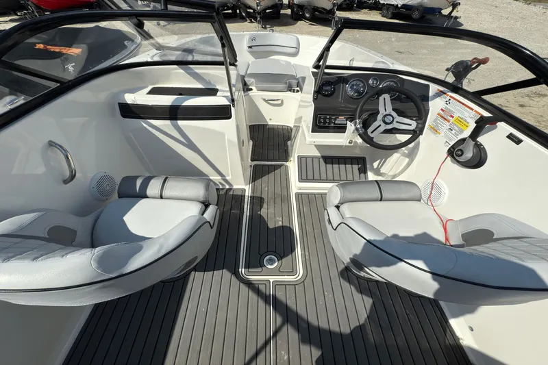 Slide: The Image of Bayliner VR4 Bowrider I/O 2021 - 7