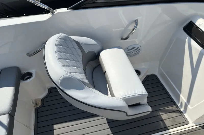 Slide: The Image of Bayliner VR4 Bowrider I/O 2021 - 8