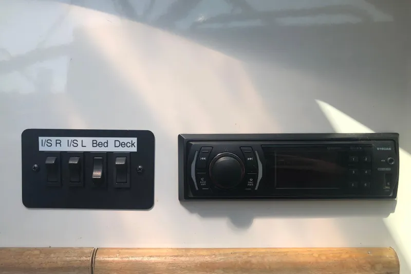Slide: The Image of Control panel and stereo system on a 1995 Maxum 3200 SCR boat. - 25