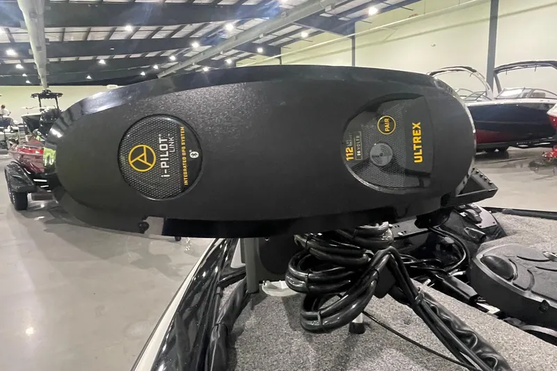 Slide: The Image of Trolling motor with i-Pilot Link and Ultrex features on Falcon F21, 2021 model. - 14