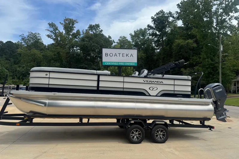 The Image of 2025 Veranda Vista Sport VS 22 RC pontoon boat on trailer, displayed at Boateka. - 0