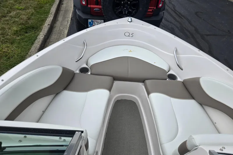 Slide: The Image of 2001 Tahoe Q5S I/O boat interior with white and gray seating. - 17