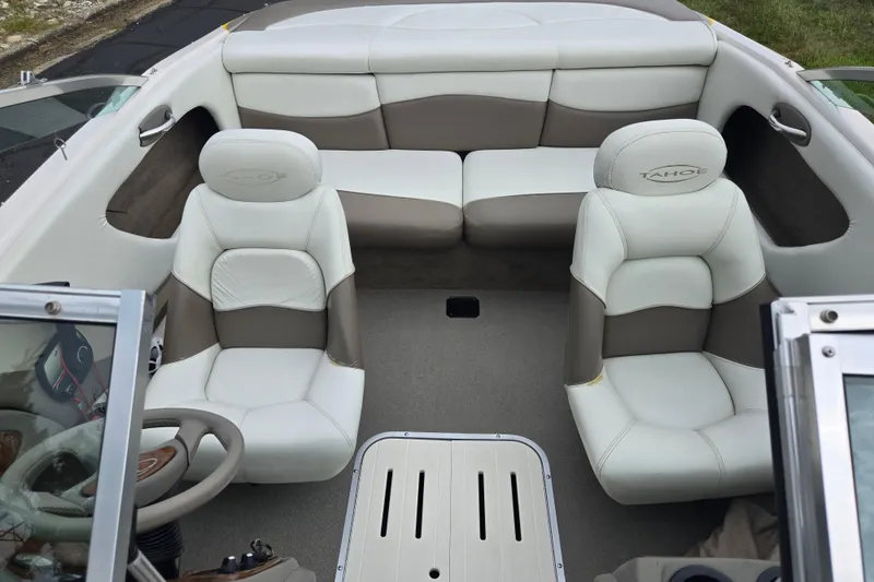 Slide: The Image of Interior of a 2001 Tahoe Q5S I/O boat with white and gray seating. - 20