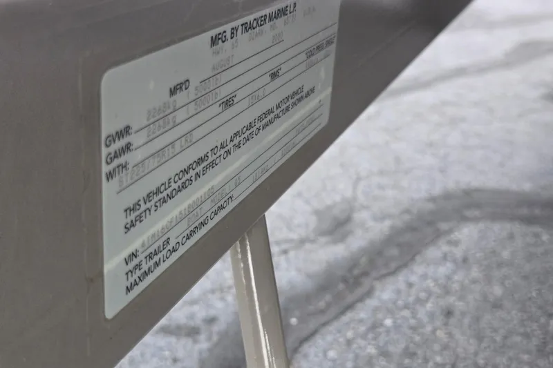 Slide: The Image of Label on 2001 Tahoe Q5S I/O boat trailer showing specifications and safety standards. - 8