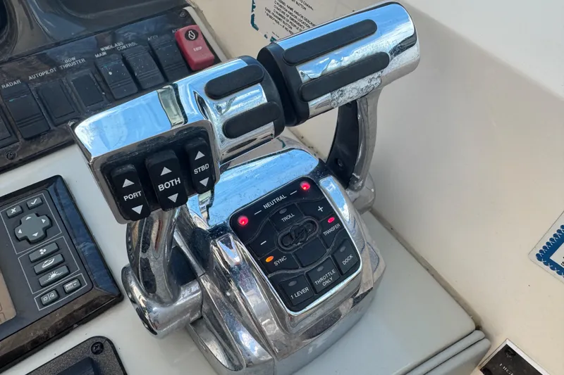 Slide: The Image of Throttle controls on a 2010 Sea Ray 390 Sundancer boat dashboard. - 18
