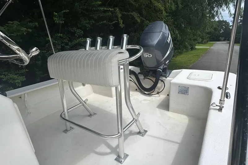 Slide: The Image of 2010 Southern Skimmer 19SS boat with Yamaha 90 outboard motor, white interior. - 10