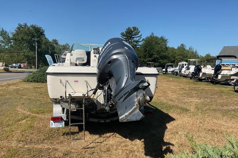Slide: The Image of 1999 Hydra-Sports 230 SEA HORSE WA boat with Yamaha outboard motor on display. - 7