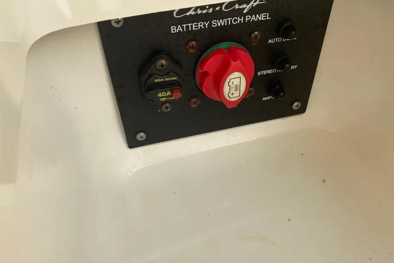 Slide: The Image of 2008 Chris-Craft Launch 25 battery switch panel with red dial and 40A breaker. - 31