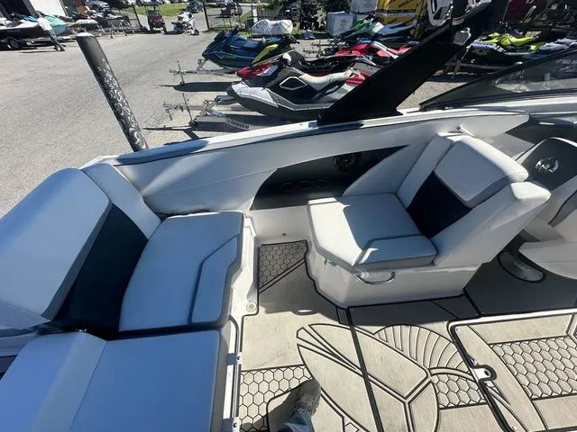 Slide: The Image of Scarab 255 LX 2018 - 10