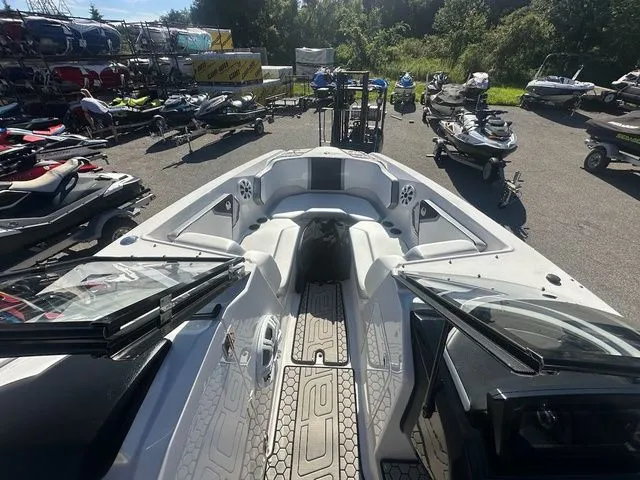 Slide: The Image of Scarab 255 LX 2018 - 16