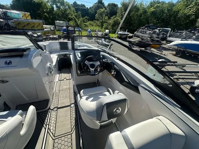 Slide: The Image of Scarab 255 LX 2018 - 17