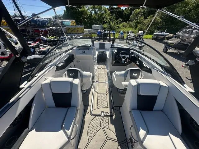 Slide: The Image of Scarab 255 LX 2018 - 19