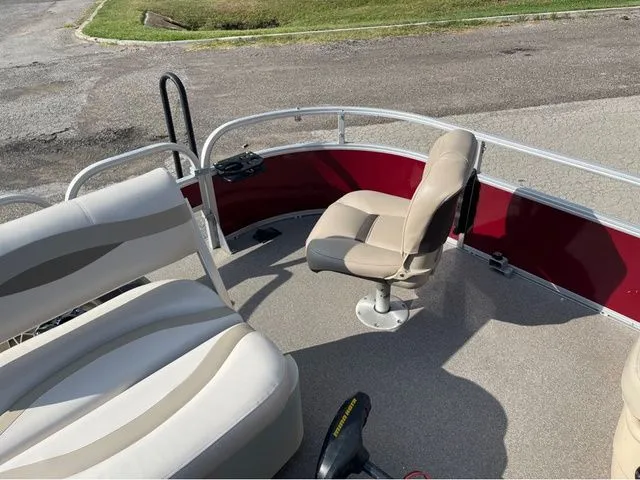 Slide: The Image of Sun Tracker Bass Buggy 18 DLX 2018 - 10