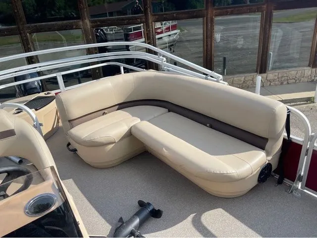 Slide: The Image of Sun Tracker Bass Buggy 18 DLX 2018 - 8