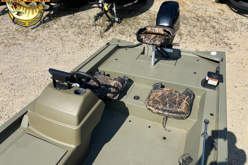 Slide: The Image of 2019 Tracker Grizzly 1754 SC boat with camo seats and steering console. - 4