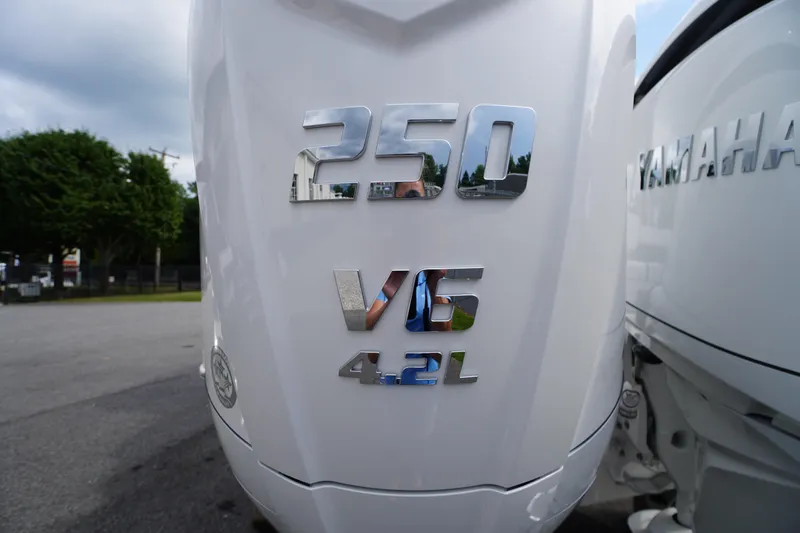 Slide: The Image of Yamaha 250 V6 4.2L engine on 2025 Chaparral 280 OSX boat. - 8
