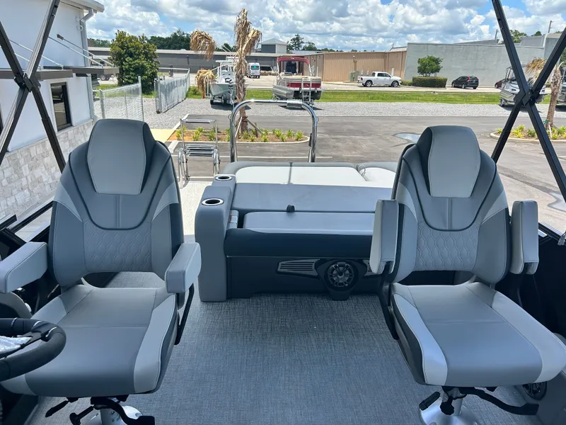 Slide: The Image of Tahoe LTZ VRB 23T 2025 - 10