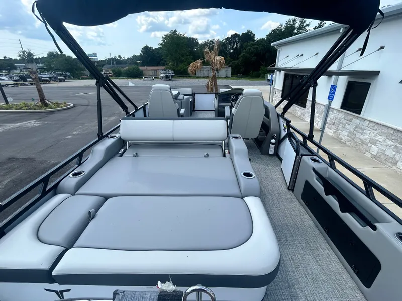 Slide: The Image of Tahoe LTZ VRB 25T 2025 - 10