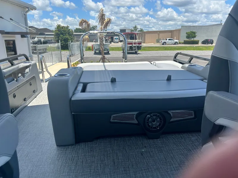 Slide: The Image of Tahoe LTZ VRB 23T DX 2025 - 11