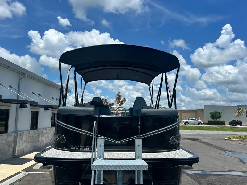 Slide: The Image of Tahoe LTZ VRB 23T DX 2025 - 5