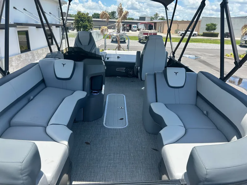 Slide: The Image of Tahoe LTZ VRB 23T DX 2025 - 9