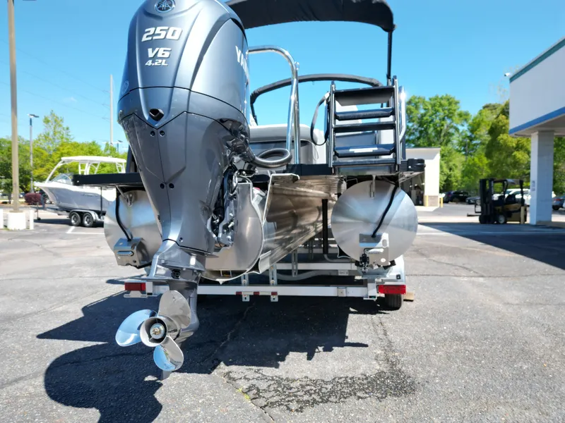 Slide: The Image of Tahoe LTZ VRB23T DX 2025 - 16