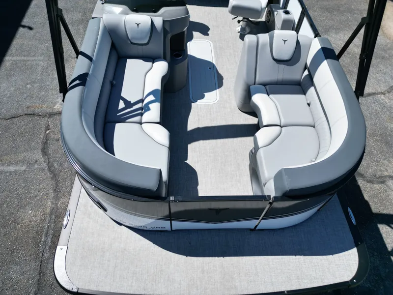 Slide: The Image of Tahoe LTZ VRB23T DX 2025 - 9