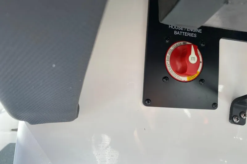 Slide: The Image of MasterCraft XT25 2022 boat battery switch panel with red control knob. - 29