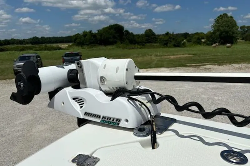 Slide: The Image of 2006 Sailfish 2660 CC boat interior with seating and clear sky background. - 8