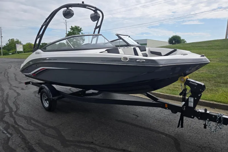 Slide: The Image of 2019 Yamaha Boats AR195 on trailer, sleek design, parked outdoors. - 5