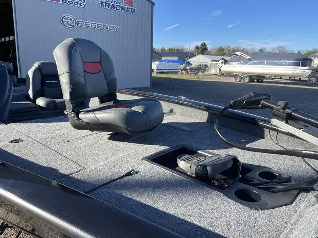 Slide: The Image of Tracker Pro Team 175 2026 - 13