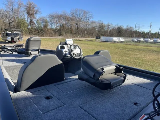 Slide: The Image of Tracker Pro Team 175 2026 - 15