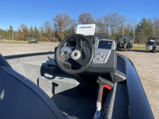 Slide: The Image of Tracker Pro Team 175 2026 - 16