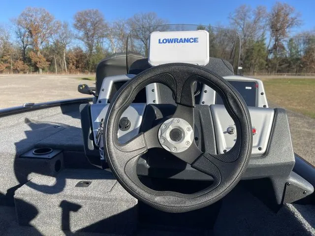 Slide: The Image of Tracker Pro Team 175 2026 - 17