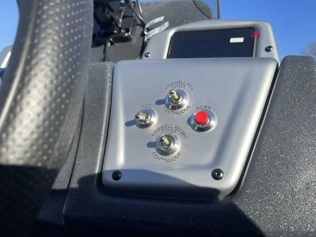 Slide: The Image of Tracker Pro Team 175 2026 - 18