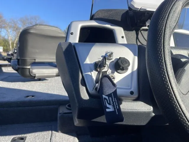 Slide: The Image of Tracker Pro Team 175 2026 - 20