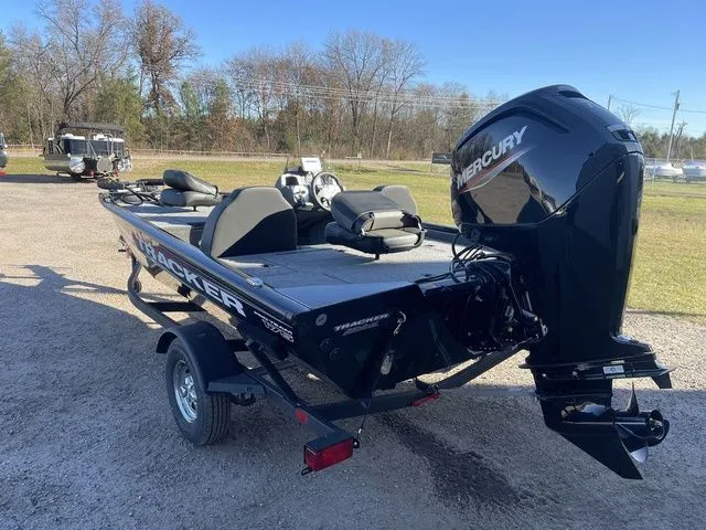 Slide: The Image of Tracker Pro Team 175 2026 - 5