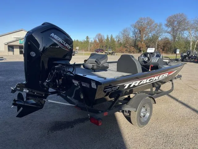 Slide: The Image of Tracker Pro Team 175 2026 - 8