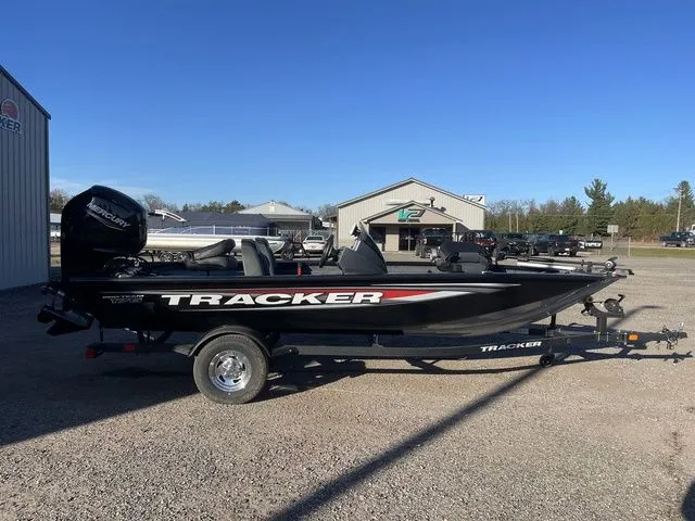 Slide: The Image of Tracker Pro Team 175 2026 - 9