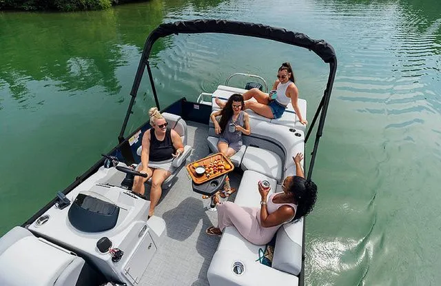 Slide: The Image of Lowe SS210 "L-SHAPE" TL 2026 - 3