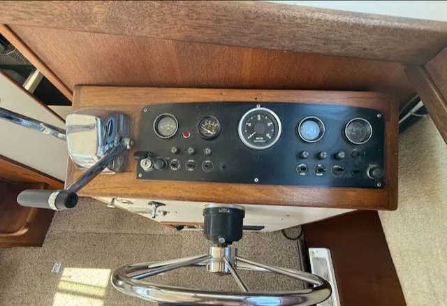 Slide: The Image of Mainship 34 1978 - 10