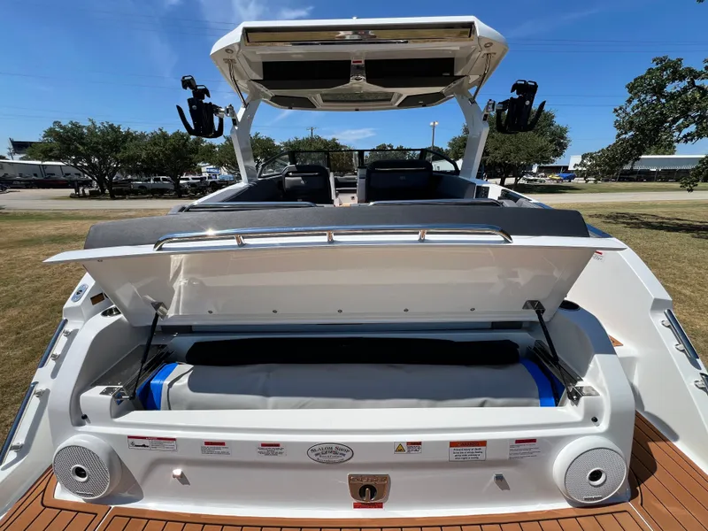 Slide: The Image of 2026 COBALT R31 SURF - Image 12 - 12