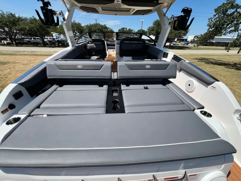 Slide: The Image of 2026 COBALT R31 SURF - Image 14 - 14