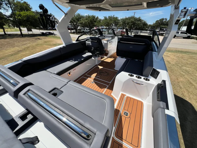 Slide: The Image of 2026 COBALT R31 SURF - Image 17 - 17