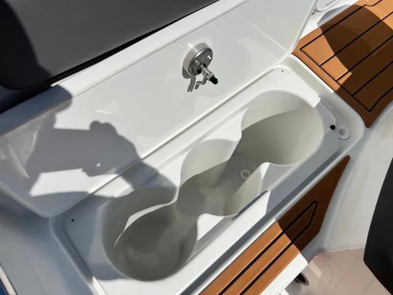 Slide: The Image of 2026 COBALT R31 SURF - Image 19 - 19