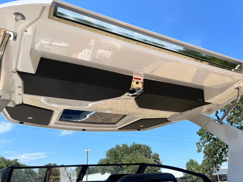 Slide: The Image of 2026 COBALT R31 SURF - Image 26 - 26