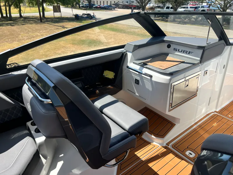 Slide: The Image of 2026 COBALT R31 SURF - Image 29 - 29